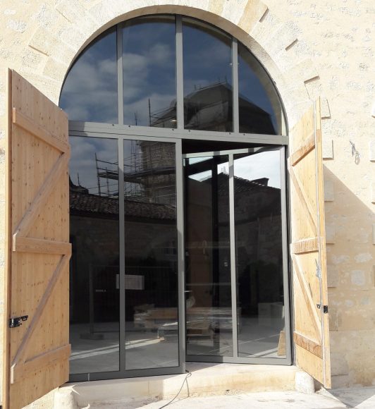 Porte acier vitrée