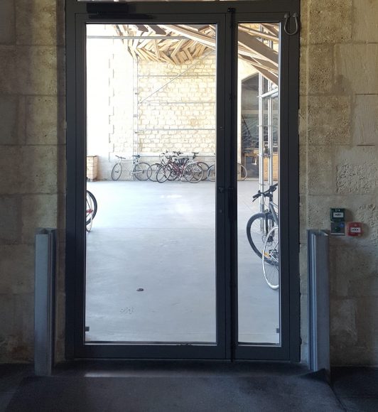 Porte acier vitrée