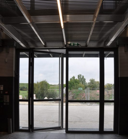 Porte acier vitrée