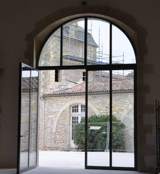 Porte acier vitrée