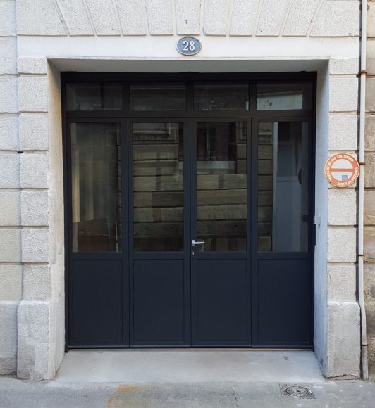 Porte acier vitrée