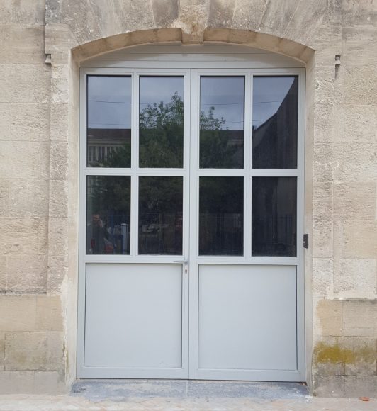 Porte acier vitrée