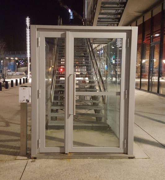 Porte acier vitrée