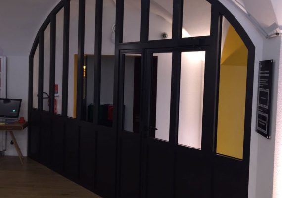 Porte acier vitrée