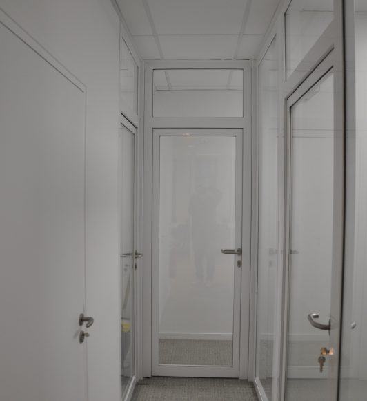 Porte acier vitrée