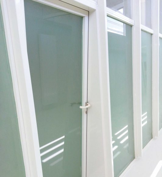 Porte acier vitrée
